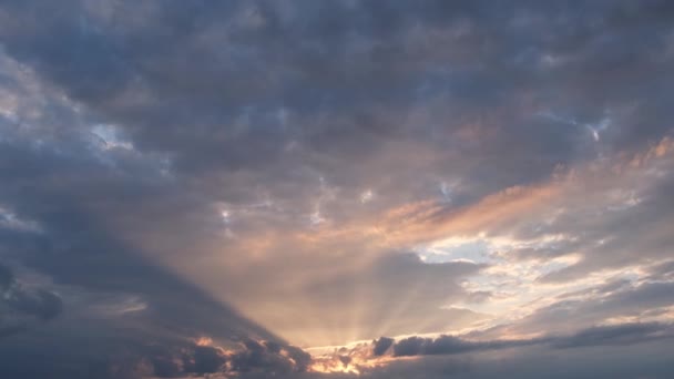 Fırtınadan Önceki Gökyüzü Gün Batımından Önce Akşam Gökyüzü Kara Bulutlar — Stok video