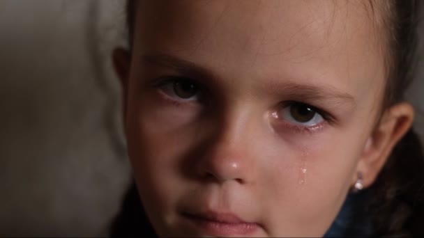 Κοντινό Πλάνο Του Προσώπου Ενός Θλιμμένου Κοριτσιού Που Κλαίει Ένα — Αρχείο Βίντεο