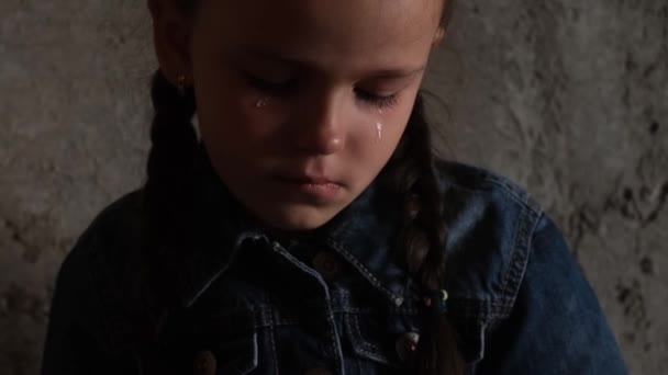 Imagem Close Menina Triste Chorando Parede Cinza Chorando Abraçando Ursinho — Vídeo de Stock