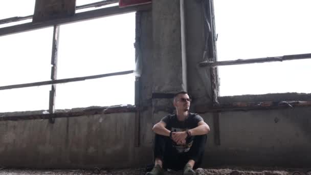 一个中年男子坐在被战争摧毁的房子里 无家可归的俄国侵略者 针对平民的暴力 — 图库视频影像