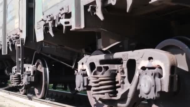 Närbild Tåg Rörelse Över Järnvägsspåren Gamla Tåg — Stockvideo
