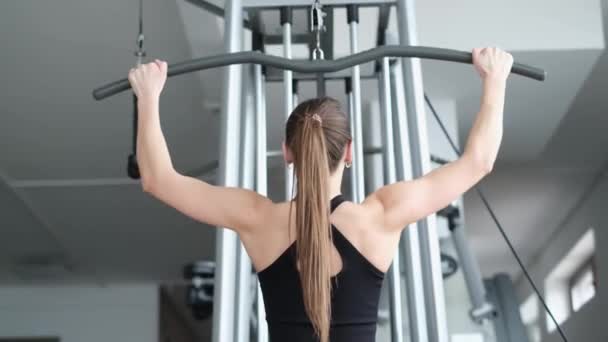 Mooie Europese Vrouw Traint Sportschool Traint Spieren Van Armen Rug — Stockvideo