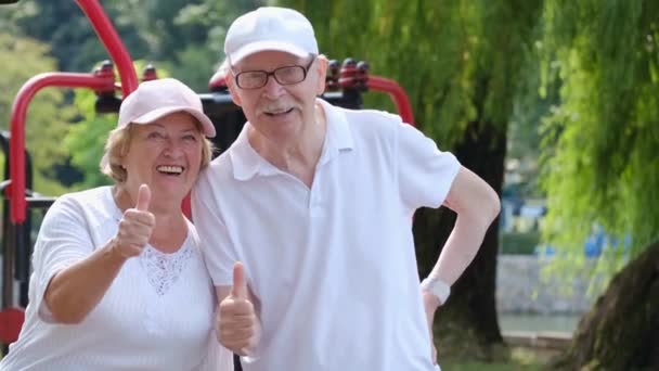 幸せな退職したカップル親指が表示され 彼らは喜んで笑っている スローモーション — ストック動画