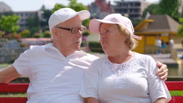 Teplý Slunečný Den Starší Muž Žena Sedí Lavičce Objímají — Stock video