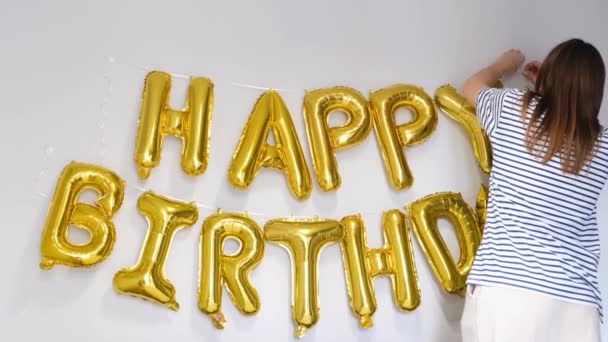 Ένα Κορίτσι Γιορτάζει Γενέθλιά Της Είναι Προσκολλημένη Μπαλόνια Γενεθλίων Έννοια — Αρχείο Βίντεο