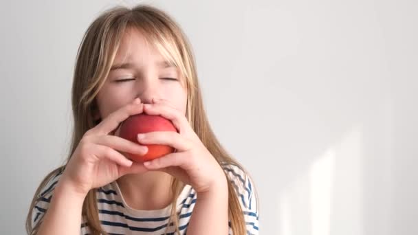 小さな女の子は甘い桃を食べている 自宅で健康的なフルーツスナック 子供の果物を食べる 高品質4Kビデオ — ストック動画