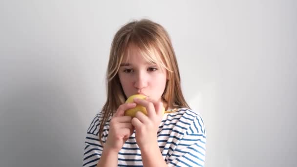 愛らしい小さな学校時代の女の子熟した梨 白い背景を食べる おいしい果物 — ストック動画