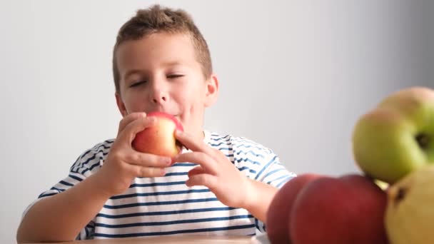 Copilul Muşcă Măr Suculent Fața Unui Copil Care Mănâncă Gustare — Videoclip de stoc