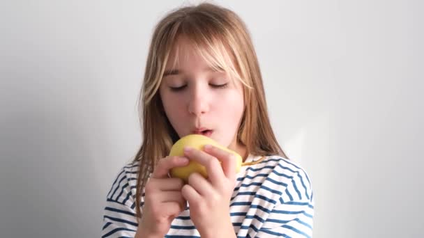 Zdrowe Jedzenie Owocami Słodka Dziewczynka Pyszne Gruszki Dzieci Zdrowe Jedzenie — Wideo stockowe