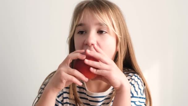 朝食のためのおいしい有機果物 女の子は甘い桃の味 子供のための健康食品 4Kビデオ — ストック動画