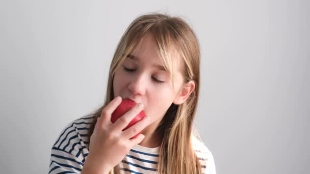 Ein Schulmädchen Isst Einen Roten Saftigen Apfel Gesunde Ernährung Mit — Stockvideo