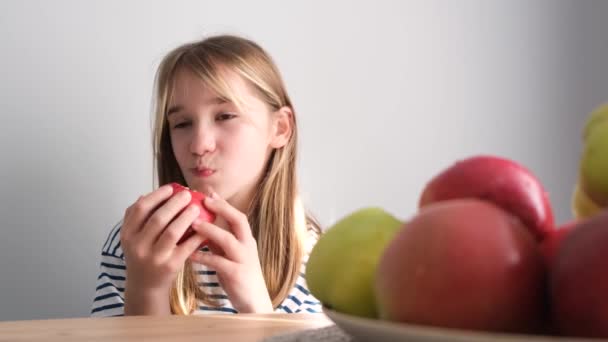 Menina Menina Loira Come Uma Maçã Fundo Branco Vídeo Deliciosos — Vídeo de Stock