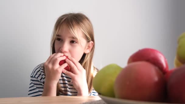 Menina Feliz Come Maçã Vermelha Comida Saudável Menina Come Frutas — Vídeo de Stock