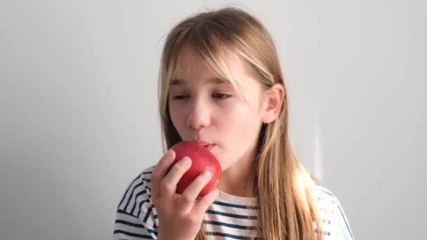 Een Klein Meisje Wit Eet Een Grote Sappige Rode Appel — Stockvideo