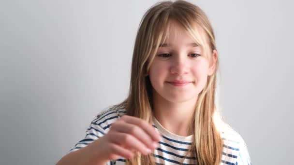 Egy Kislány Almát Eszik Reggelire Miközben Konyhában Hálóinget Visel Finom — Stock videók