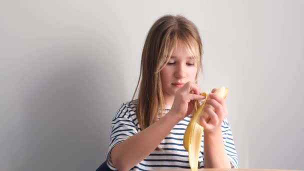 Niño Feliz Niña Madura Plátano Amarillo Comida Saludable Chica Come — Vídeo de stock