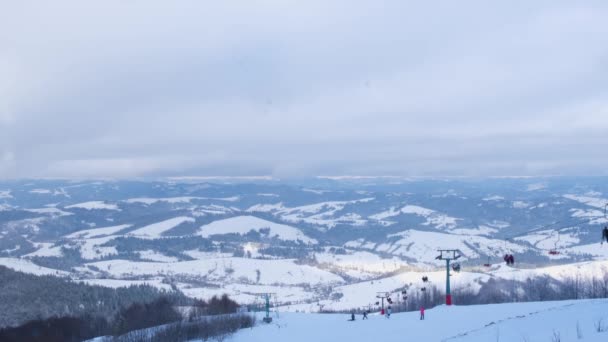 Skidbacke Ukrainska Karpaterna Vinterdag Kabel Bil Ovan Och Berg Bakom — Stockvideo