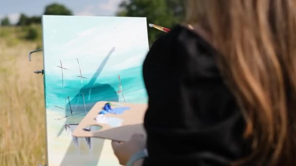 Ung Konstnär Flicka Målar Bild Med Färgade Färger Funktioner Oljemålning — Stockvideo
