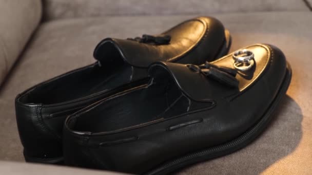 Deri Modern Damat Ayakkabıları Düğün Için Siyah Deri Ayakkabılarda Alyanslar — Stok video