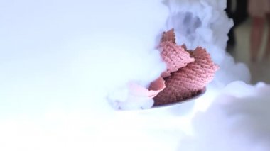 Waffle bardaklarında dondurma sergisi. Tatlıların sunumu için. Çocuklar için tatlı ve tatlı kompozisyonu.