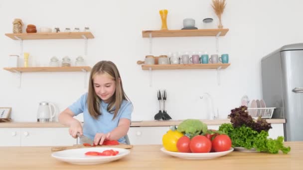 Ein Kleines Mädchen Bereitet Das Frühstück Ein Kind Kocht Der — Stockvideo