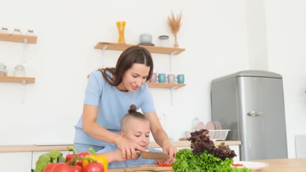 Crianças Alegres Mãe Estão Preparando Comida Cozinha Família Feliz Divertindo — Vídeo de Stock