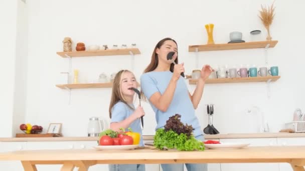 Joven Madre Hija Caucásica Divirtiéndose Cocina Están Bailando Cantando Cocinando — Vídeos de Stock