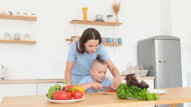 年轻的白人母亲和她的儿子在厨房里 他们在准备晚餐 动作缓慢 素食家庭 — 图库视频影像