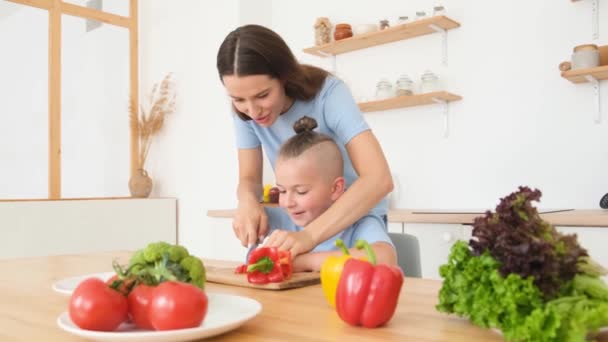 Madre Europea Con Figlio Cucina Stanno Preparando Insalata Verdure Fresche — Video Stock