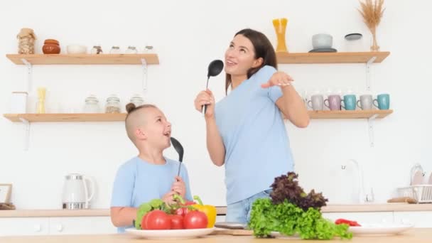 Mutfakta Küçük Mutlu Bir Çocuk Lik Yapıyor Anne Oğlu Şarkı — Stok video