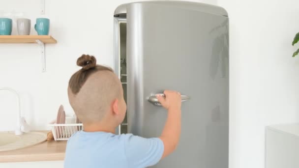 Niño Pequeño Abre Refrigerador Cocina Niño Hambriento Está Solo Casa — Vídeo de stock