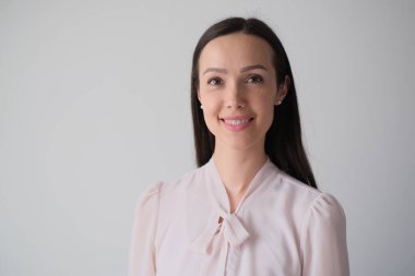 Ofiste çalışan bir kadın muhasebeci. Şık iş kıyafetleri içinde bir iş kadını. Finans kavramı