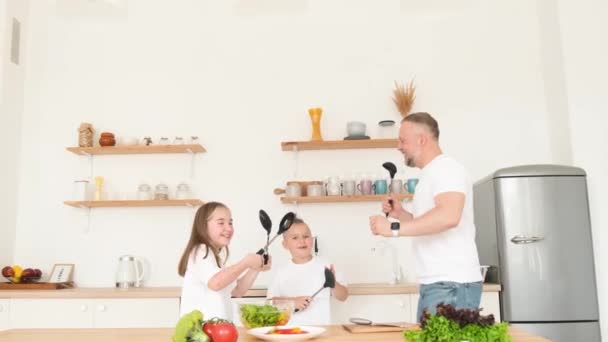 Божевільний Батько Танцює Співає Своїми Дітьми Кухні Щаслива Сім Відпочиває — стокове відео