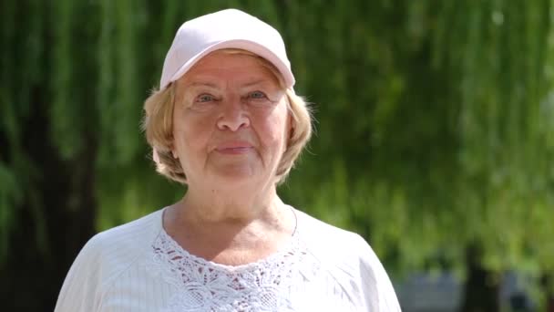 Dışarıdaki Şapkalı Yaşlı Kadın Portresi Kameraya Bakan Emekli Yaz Günü — Stok video