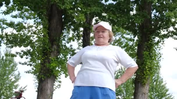 Старша Жінка Виконує Вправи Красивому Зеленому Парку — стокове відео