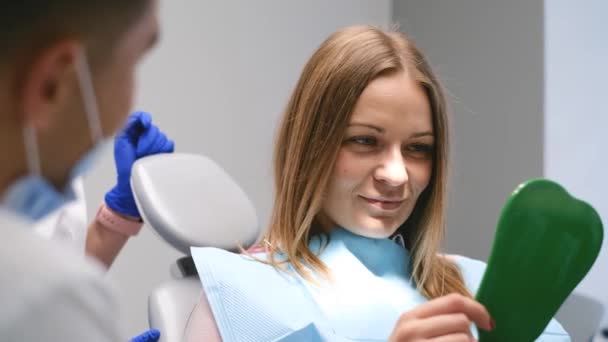 Spokojeně Mladá Klientka Sedí Zubním Křesle Prohlíží Zuby Zrcadle Včasná — Stock video