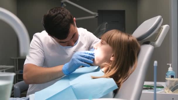 Dentista Masculino Examina Cavidad Oral Una Adolescente Usando Espejo Dental — Vídeos de Stock