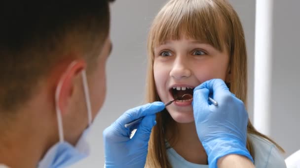 Ein Rothaariges Teenager Mädchen Wird Einer Zahnarztpraxis Untersucht Probleme Der — Stockvideo