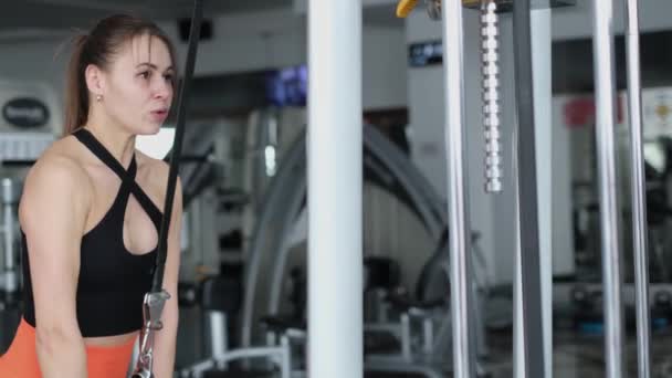 Hermosa Mujer Europea Entrena Gimnasio Entrena Los Músculos Los Brazos — Vídeos de Stock