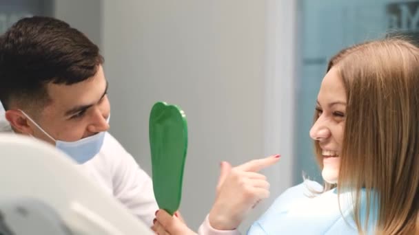 Prevención Enfermedades Dentales Cliente Femenina Satisfecha Sienta Silla Dental Examina — Vídeos de Stock