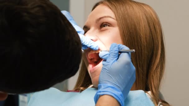 Médico Trata Dentes Uma Jovem Mulher Com Instrumentos Dentários Tratamento — Vídeo de Stock