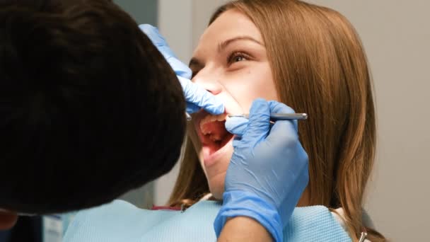 Médecin Traite Les Dents Une Jeune Femme Avec Des Instruments — Video