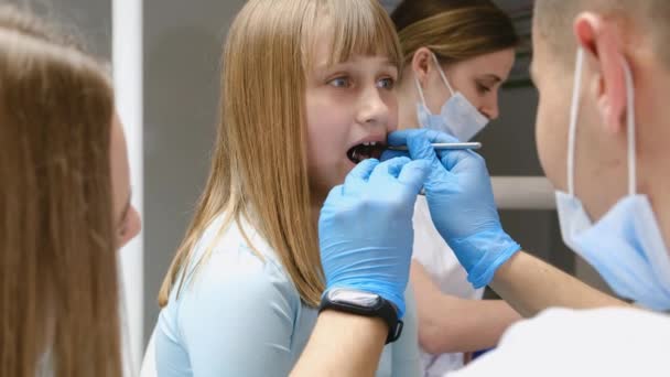 Dentista Sus Asistentes Examinan Cavidad Oral Una Adolescente Pelirroja Tratamiento — Vídeo de stock