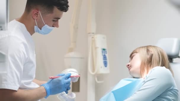 Kinderzahnärztliche Beratung Ein Zahnarzt Zeigt Einer Schaufensterpuppe Wie Man Zähne — Stockvideo