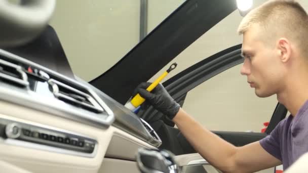 Çalışanlardan Biri Yeni Bir Arabanın Içini Temizliyor Araba Bakımı — Stok video