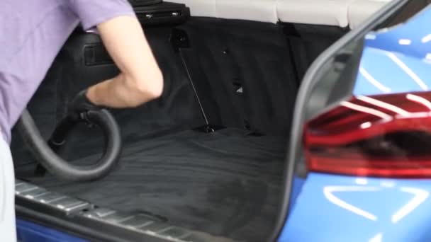 Bir Adam Süpürgesiyle Araba Koltuğunu Süpürür Arabayı Kir Enkazdan Temizliyorum — Stok video