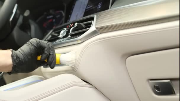 Araba Panelini Fırçayla Temizliyorum Salonda Profesyonel Araba Temizliği — Stok video