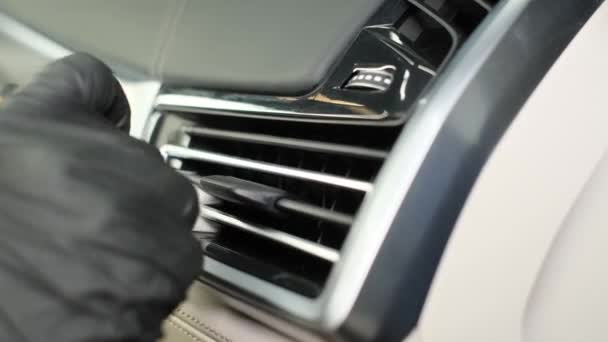 清洗汽车的内部 一个人的手在冷气机的格栅上刷着 — 图库视频影像