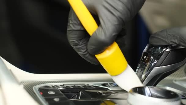 清洗新车的变速箱 用刷子对汽车内部进行专业的清洁 一个人的手清扫汽车的内部 — 图库视频影像