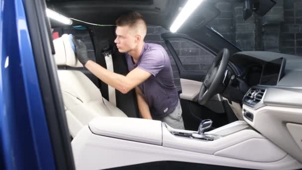 Een Jonge Blonde Man Reinigt Zijn Nieuwe Blauwe Auto Garage — Stockvideo